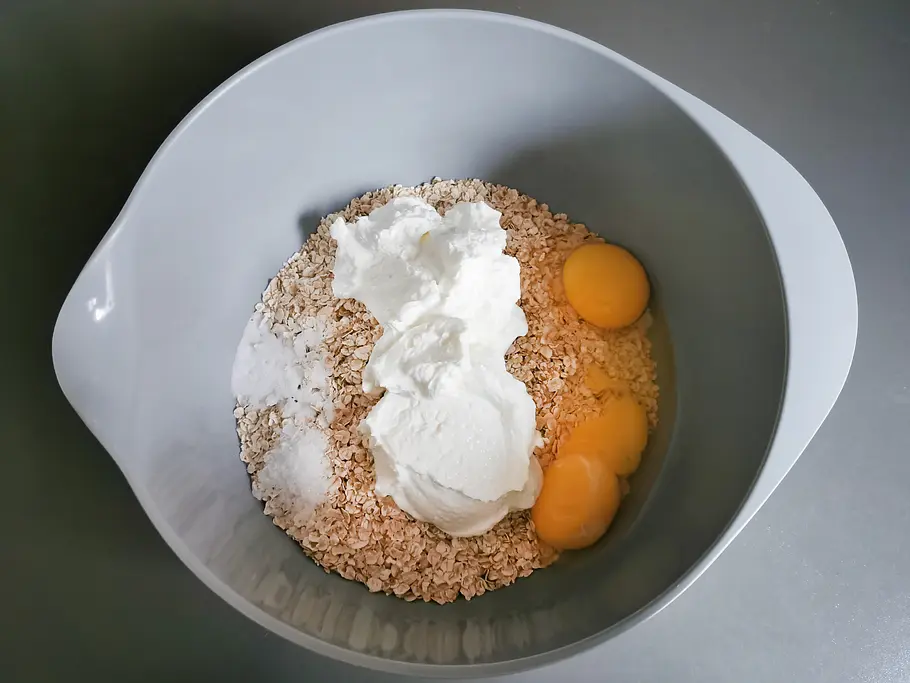 Rührschüssel mit Haferflocken, Magerquark, Eier, Natron und Salz