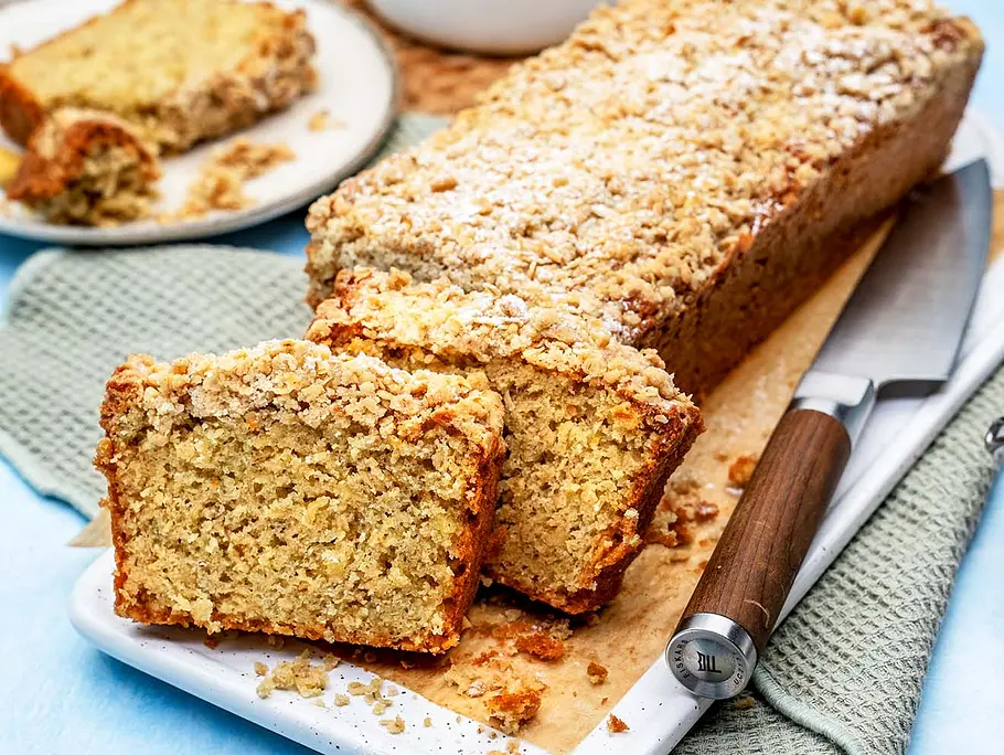Haferflockenkuchen in der Kastenform gebacken und in Stücke geschnitten.