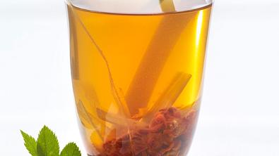 Hagebutte-Zitronengras-Tee (Schlank-Tee) Rezept - Foto: LECKER @ Bauer Media Group