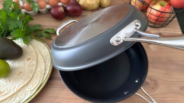 Geöffnete Hagen-Grote-Wendepfanne auf einer Holzfläche zwischen viel frischem Obst und Gemüse - Foto: LECKER.de/Nicole Molitor