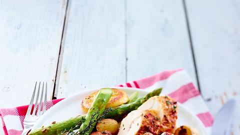 Hähnchen aus dem Ofen mit neuen Kartoffeln und Zitrone Rezept - Foto: House of Food / Bauer Food Experts KG