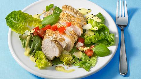 Hähnchen-Caesars Salat mit Curry Dressing Rezept - Foto: House of Food / Bauer Food Experts KG