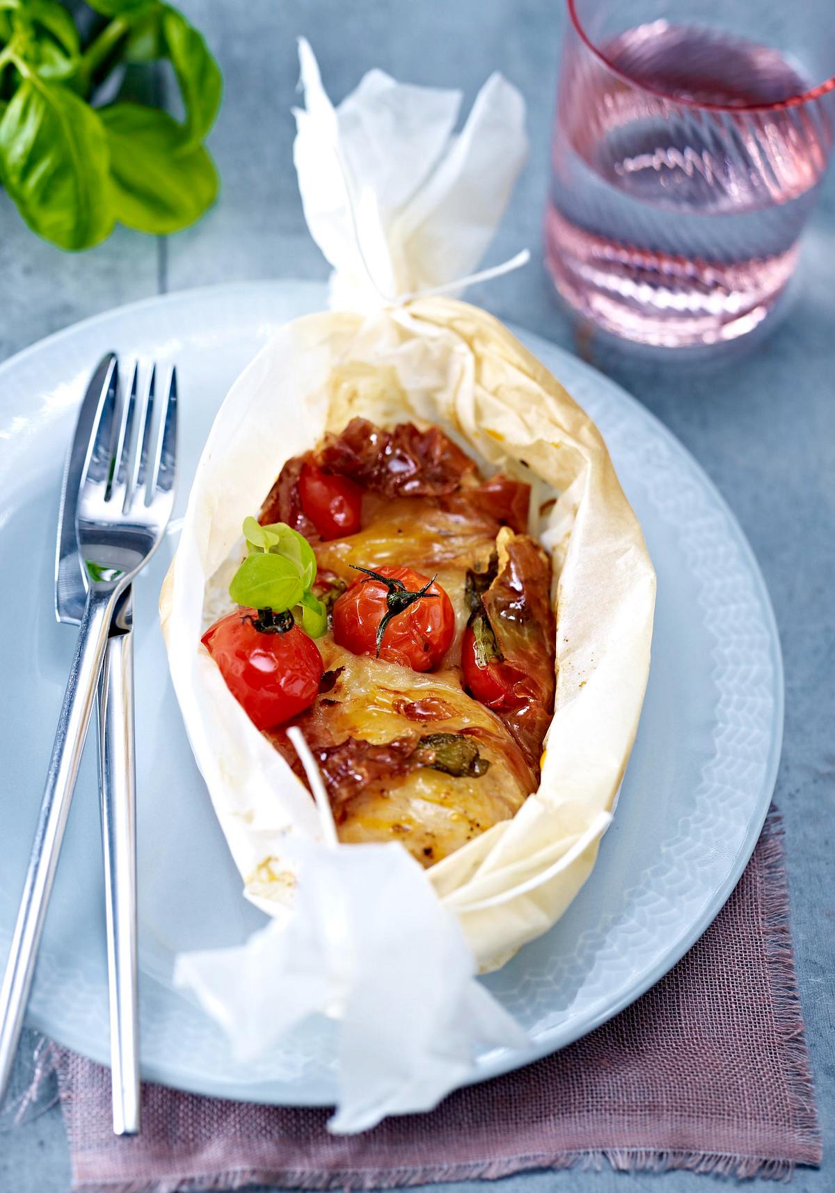 Hähnchen caprese aus dem Pergamentpapier Rezept