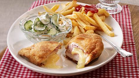 Hähnchen Cordon bleu zu Pommes frites und Gurkensalat Rezept - Foto: House of Food / Bauer Food Experts KG