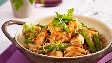 Hähnchen-Gemüse-Wok mit Asia-Nudeln Rezept - Foto: LECKER @ Bauer Media Group