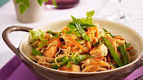 Hähnchen-Gemüse-Wok mit Asia-Nudeln Rezept - Foto: House of Food / Bauer Food Experts KG