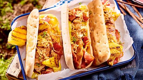 Drei gefüllte Hotdogs in einem kleinen Emaille-Blech auf der Picknickdecke - Foto: House of Food / Bauer Food Experts KG