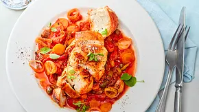 Hähnchen in Paprika-Tomaten-Sugo Rezept - Foto: LECKER @ Bauer Media Group Hähnchen in Paprika-Tomaten-Sugo Rezept - Foto: LECKER @ Bauer Media Group