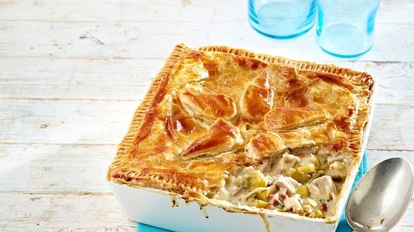 Hähnchen-Lauch-Pie mit Blätterteigkruste Rezept - Foto: House of Food / Bauer Food Experts KG