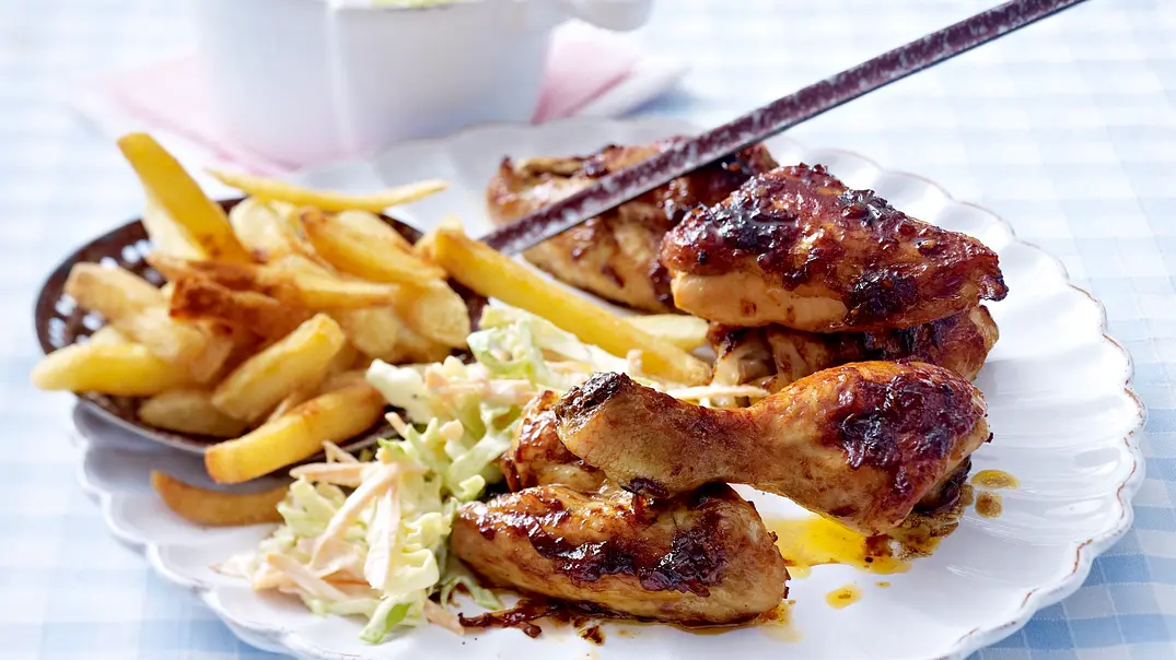 Hähnchen mit BBQ-Kruste & Cole Slaw Rezept - Foto: LECKER @ Bauer Media Group Hähnchen mit BBQ-Kruste & Cole Slaw Rezept - Foto: LECKER @ Bauer Media Group