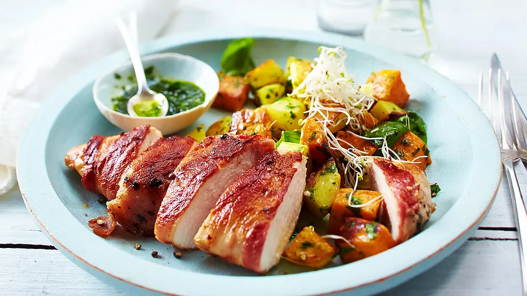 Hähnchen mit buntem Kartoffelsalat Rezept - Foto: LECKER @ Bauer Media Group Hähnchen mit buntem Kartoffelsalat Rezept - Foto: LECKER @ Bauer Media Group