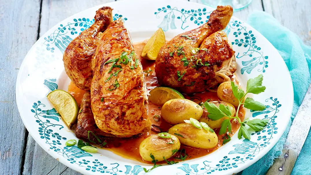 Hähnchen mit Paprika-Erdnuss-Soße zu neuen Kartoffeln Rezept - Foto: LECKER @ Bauer Media Group Hähnchen mit Paprika-Erdnuss-Soße zu neuen Kartoffeln Rezept - Foto: LECKER @ Bauer Media Group