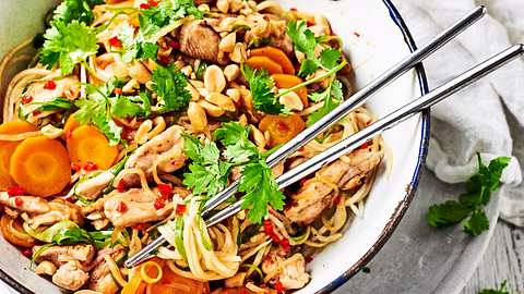 Hähnchen-Nudel-Pfanne mit Asia-Boost Rezept - Foto: House of Food / Bauer Food Experts KG