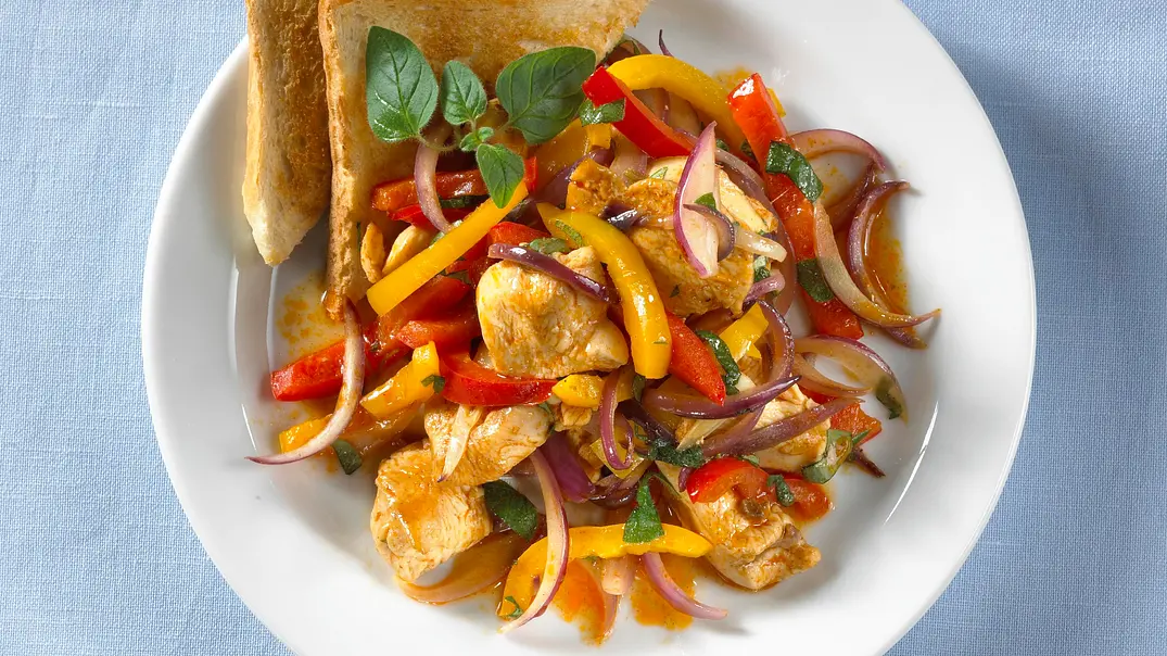 Hähnchen-Paprika-Pfanne Rezept - Foto: LECKER @ Bauer Media Group Hähnchen-Paprika-Pfanne Rezept - Foto: LECKER @ Bauer Media Group