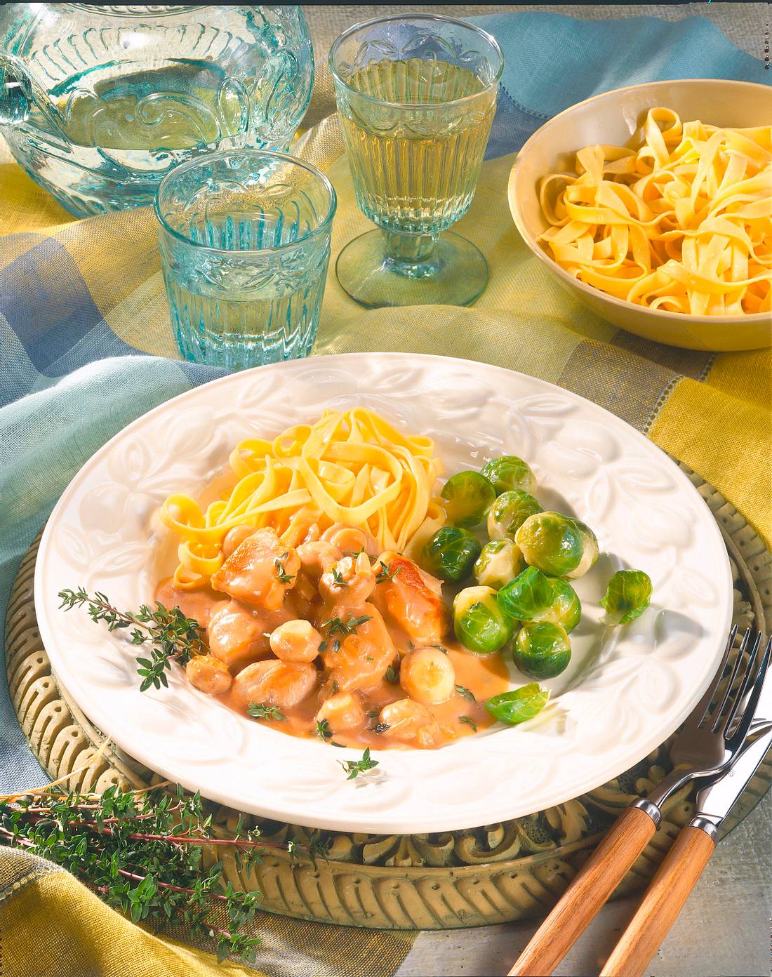 Hähnchen-Pilz-Gulasch mit Rosenkohl Rezept | LECKER