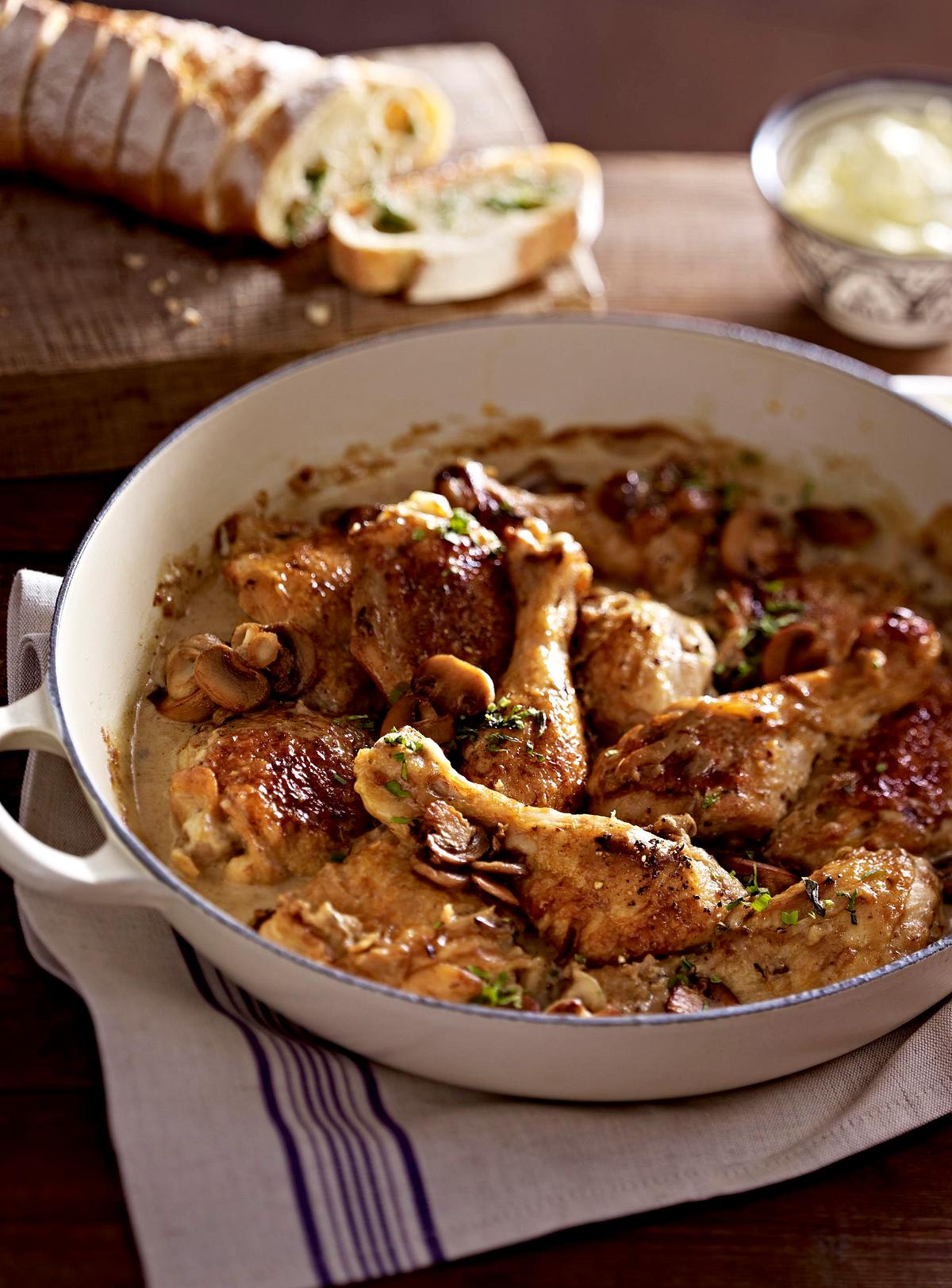 Hähnchen-Pilz-Stew mit Estragon-Brot Rezept