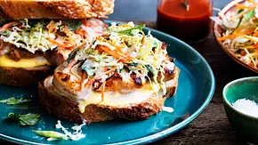 Hähnchen-Sandwiches mit schlankem Coleslaw Rezept - Foto: LECKER @ Bauer Media Group Hähnchen-Sandwiches mit schlankem Coleslaw Rezept - Foto: LECKER @ Bauer Media Group