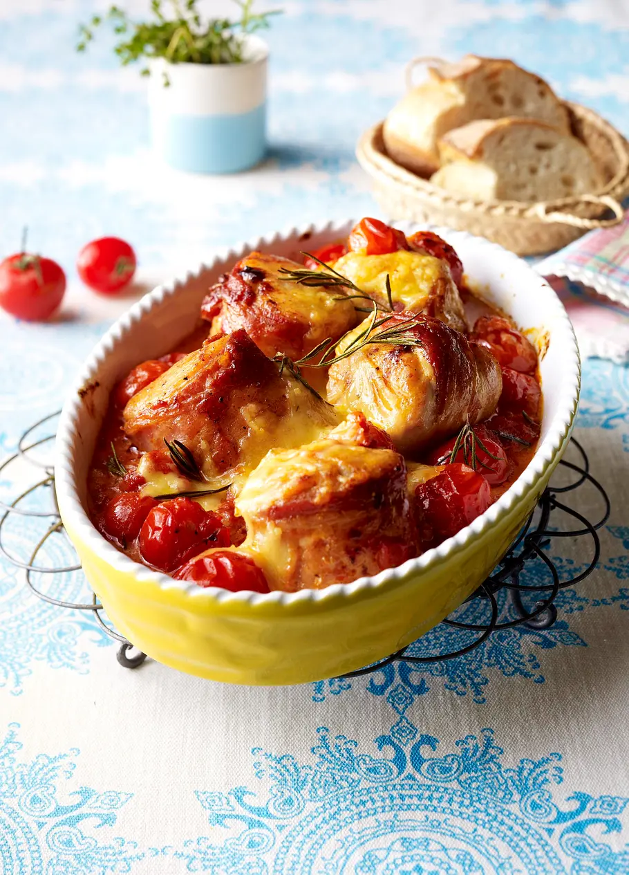 Hähnchen-Speck-Krüstchen in Tomatensoße mit Basilikum Rezept Hähnchen-Speck-Krüstchen in Tomatensoße mit Basilikum Rezept
