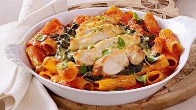 Hähnchen-Spinat-Gratin mit Nudeln Rezept - Foto: LECKER @ Bauer Media Group