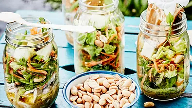 Hähnchen- und Veggie-Salat im Glas Rezept - Foto: LECKER @ Bauer Media Group