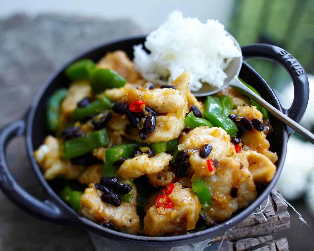 Hähnchen-Wok mit Paprika und schwarzen Bohnen Rezept | LECKER