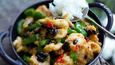 Hähnchen-Wok mit Paprika und schwarzen Bohnen Rezept - Foto: LECKER @ Bauer Media Group