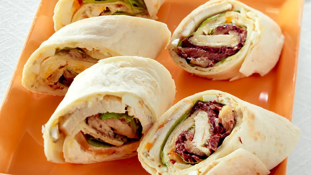 Hähnchen-Wraps mit Roquefort Rezept - Foto: LECKER @ Bauer Media Group Hähnchen-Wraps mit Roquefort Rezept - Foto: LECKER @ Bauer Media Group