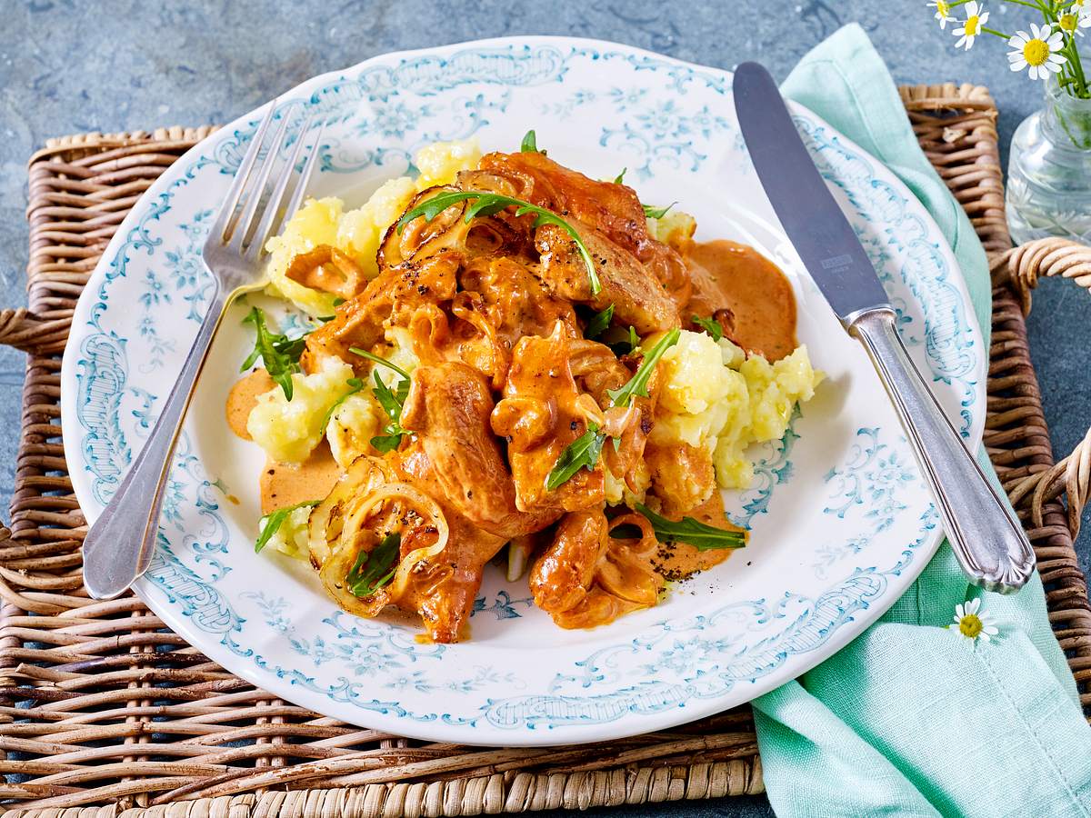 Hähnchen-Zwiebel-Rahm mit Löwenzahn-Stampf Rezept