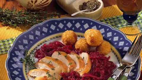 Hähnchenbrust mit Rotkohl und Kartoffelbällchen Rezept - Foto: Scarlini