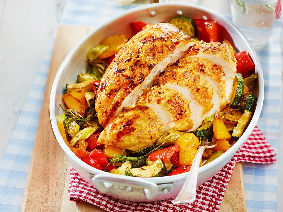 Hähnchenbrust im Ofen gegart auf buntem Gemüse Rezept Hähnchenbrust vom Blech auf buntem Ofengemüse Rezept