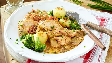 Hähnchenbrustfilets in Pilz-Pfefferrahm Rezept - Foto: LECKER @ Bauer Media Group