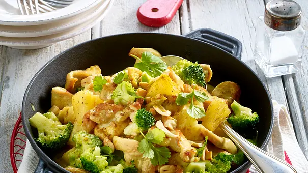 Hähnchencurry mit Ananas und Brokkoli Rezept - Foto: LECKER @ Bauer Media Group