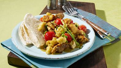 Hähnchencurry mit Blumenkohl, Erbsen und Kirschtomaten Rezept - Foto: LECKER @ Bauer Media Group