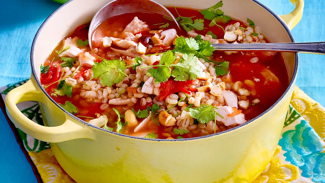 Hähncheneintopf mit Cashewkernen und Koriander Rezept - Foto: LECKER @ Bauer Media Group Hähncheneintopf mit Cashewkernen und Koriander Rezept - Foto: LECKER @ Bauer Media Group