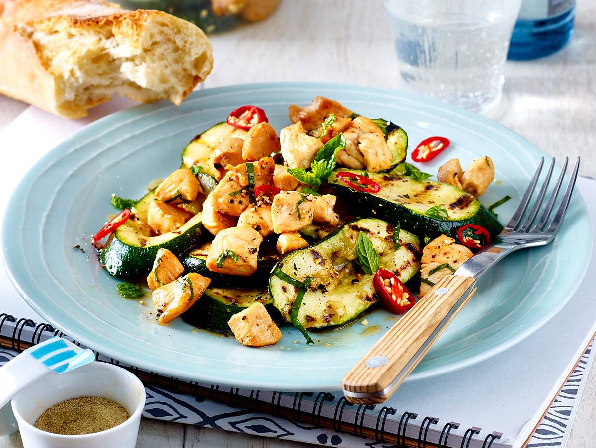 Hähnchenfilet auf Zucchinisalat Rezept