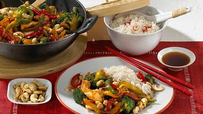 Hähnchenfilet aus dem Wok mit Paprika, Brokkoli, Sojasoße und Reis Rezept - Foto: LECKER @ Bauer Media Group