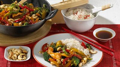 Hähnchenfilet aus dem Wok mit Paprika, Brokkoli, Sojasoße und Reis Rezept - Foto: LECKER @ Bauer Media Group