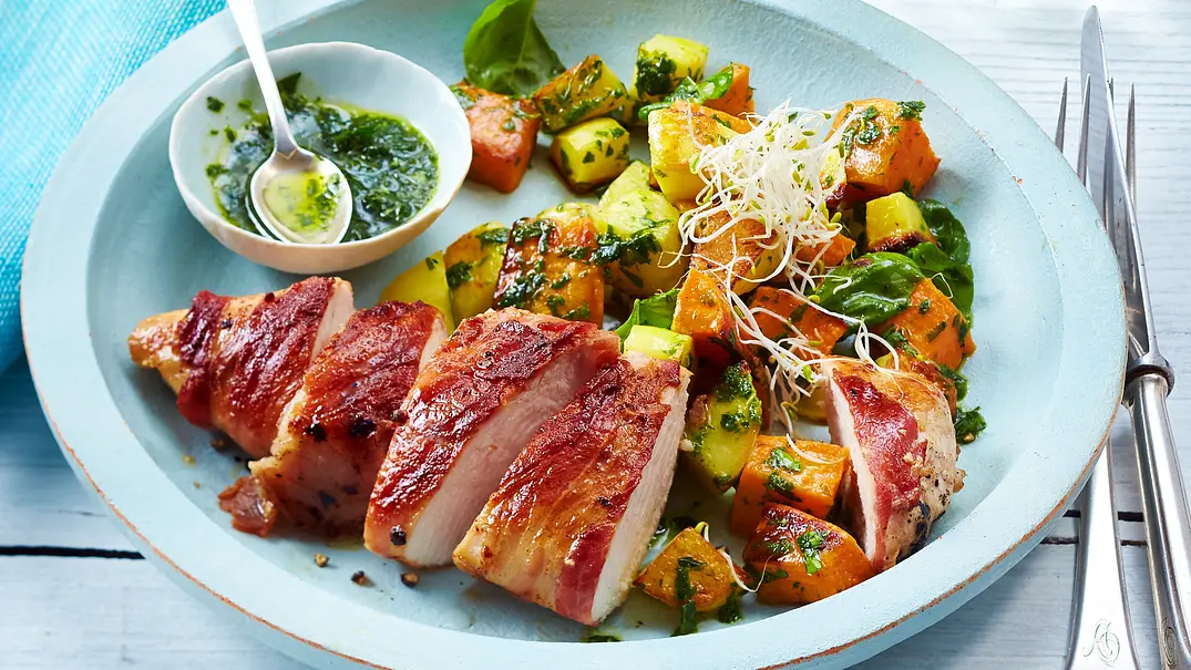 Hähnchenfilet im Speckmantel mit gemischtem Kartoffelsalat Rezept - Foto: LECKER @ Bauer Media Group Hähnchenfilet im Speckmantel mit gemischtem Kartoffelsalat Rezept - Foto: LECKER @ Bauer Media Group