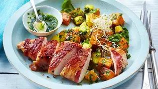 Hähnchenfilet im Speckmantel mit gemischtem Kartoffelsalat Rezept - Foto: LECKER @ Bauer Media Group Hähnchenfilet im Speckmantel mit gemischtem Kartoffelsalat Rezept - Foto: LECKER @ Bauer Media Group