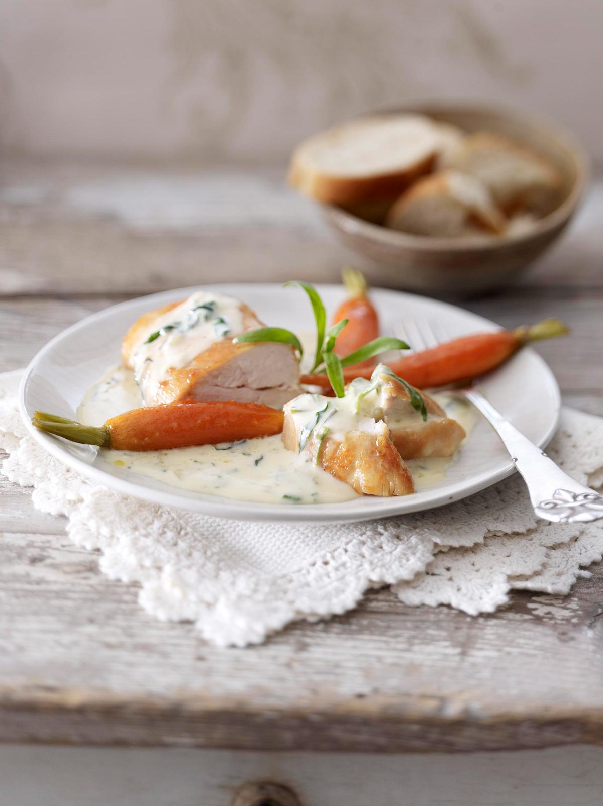 Hähnchenfilet in Estragonsoße und Karamellmöhren Rezept