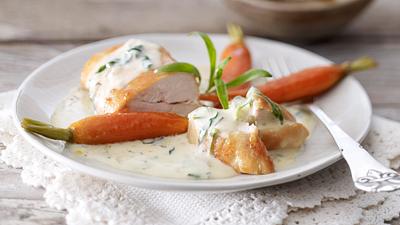 Hähnchenfilet in Estragonsoße und Karamellmöhren Rezept - Foto: LECKER @ Bauer Media Group
