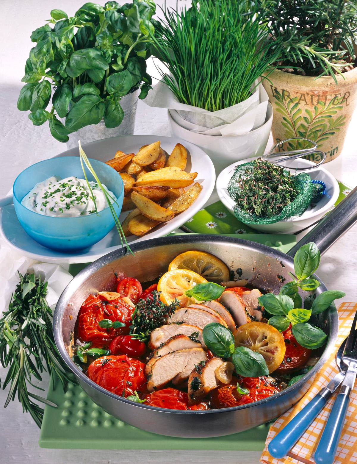 Hähnchenfilet in Kräuter-Knoblauch-Marinade mit geschmorten Basilikum-Tomaten Rezept