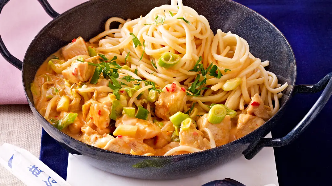 Hähnchenfilet in Saté-Soße mit Udon-Nudeln Rezept - Foto: LECKER @ Bauer Media Group