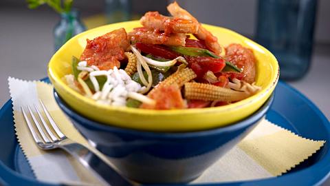 Hähnchenfilet in Tomaten-Chilisoße auf Wok-Gemüse Rezept - Foto: House of Food / Bauer Food Experts KG