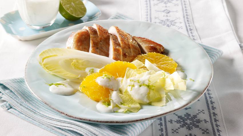Hähnchenfilet mit Chicoree-Orangensalat und Limetten-Joghurtsoße (Trennkost) Rezept - Foto: House of Food / Bauer Food Experts KG