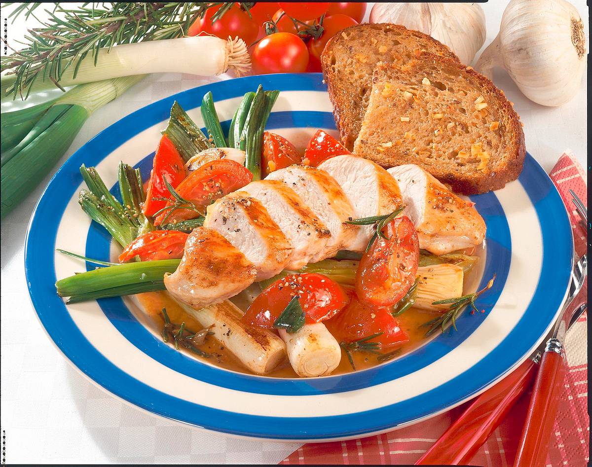 Hähnchenfilet mit geschmorten Tomaten und Lauchzwiebeln Rezept