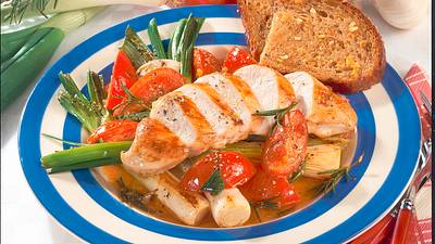 Hähnchenfilet mit geschmorten Tomaten und Lauchzwiebeln Rezept - Foto: LECKER @ Bauer Media Group