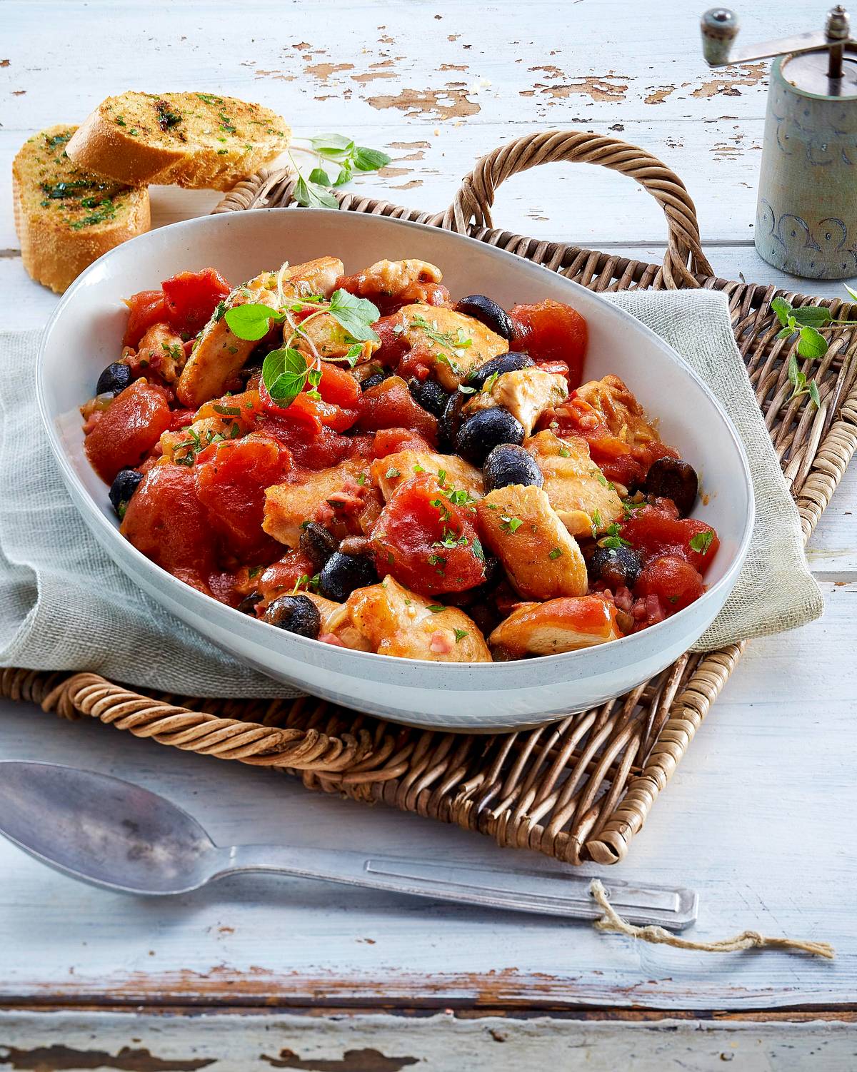 Hähnchenfilet mit geschmorten Tomaten und Oliven Rezept
