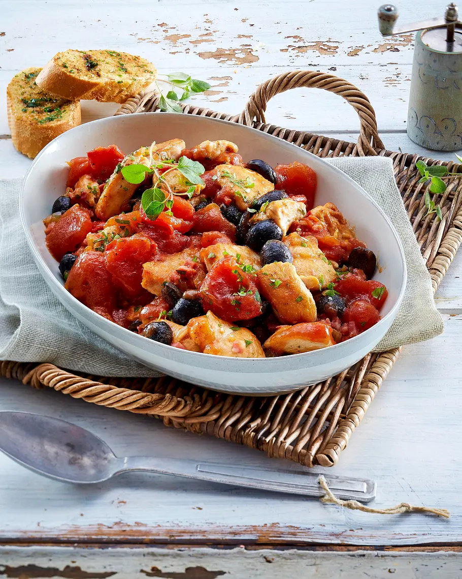 Hähnchenfilet mit geschmorten Tomaten und Oliven Rezept