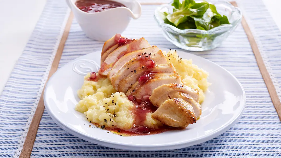 Hähnchenfilet mit Granatapfelsoße und Pastinaken-Püree Rezept - Foto: LECKER @ Bauer Media Group